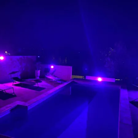 Avec Piscine Et Parking * Sauzet (Gard)
