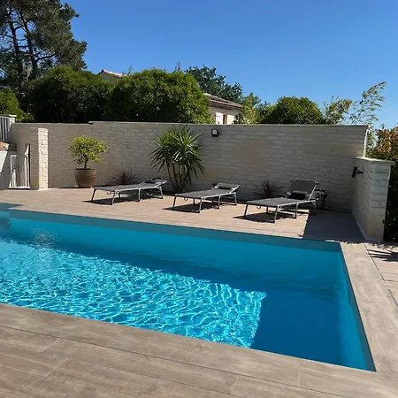 Avec Piscine Et Parking * Sauzet (Gard)